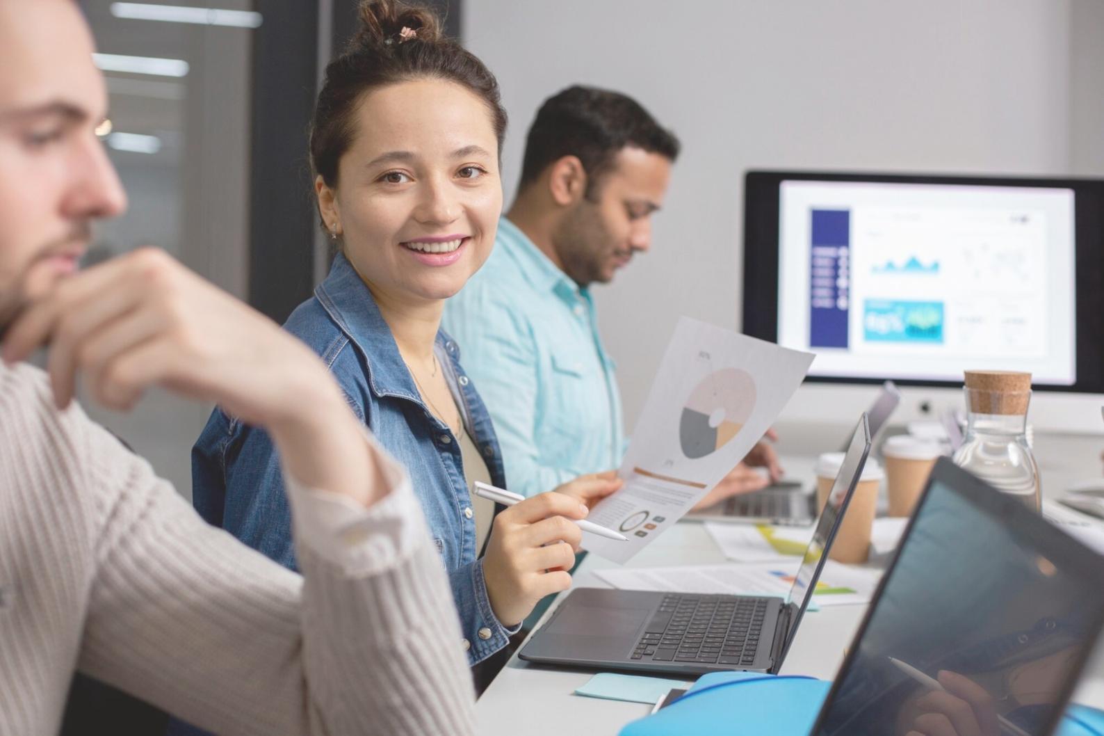 Studenti che lavorano su progetti digitali collaborativi